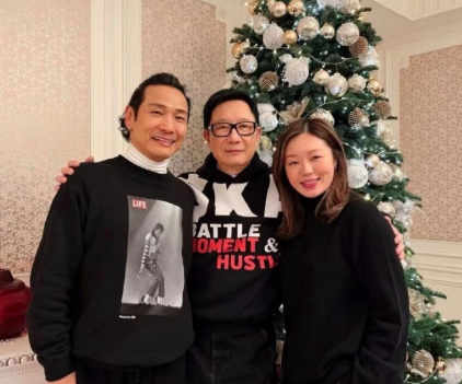 63岁杜德伟和老婆一起去朋友家参加圣诞派对，他看起来好年轻，长相和年轻时相比没啥