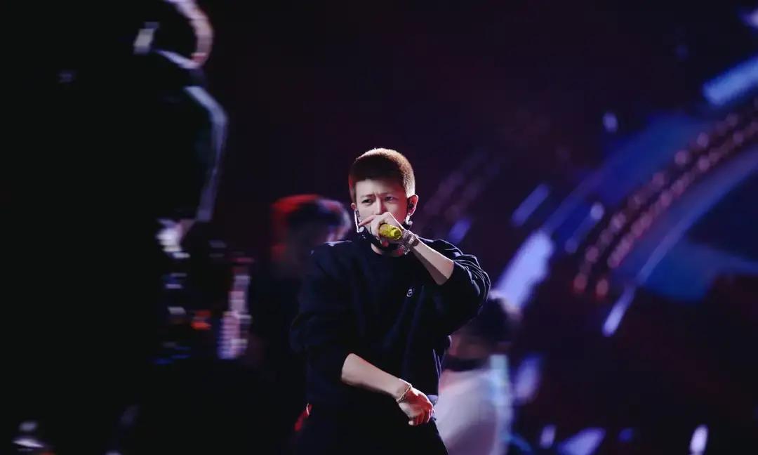 彩排0路透，他今晚唱什么？一张背影照挂热搜，24小时1.2亿阅读，却没人知