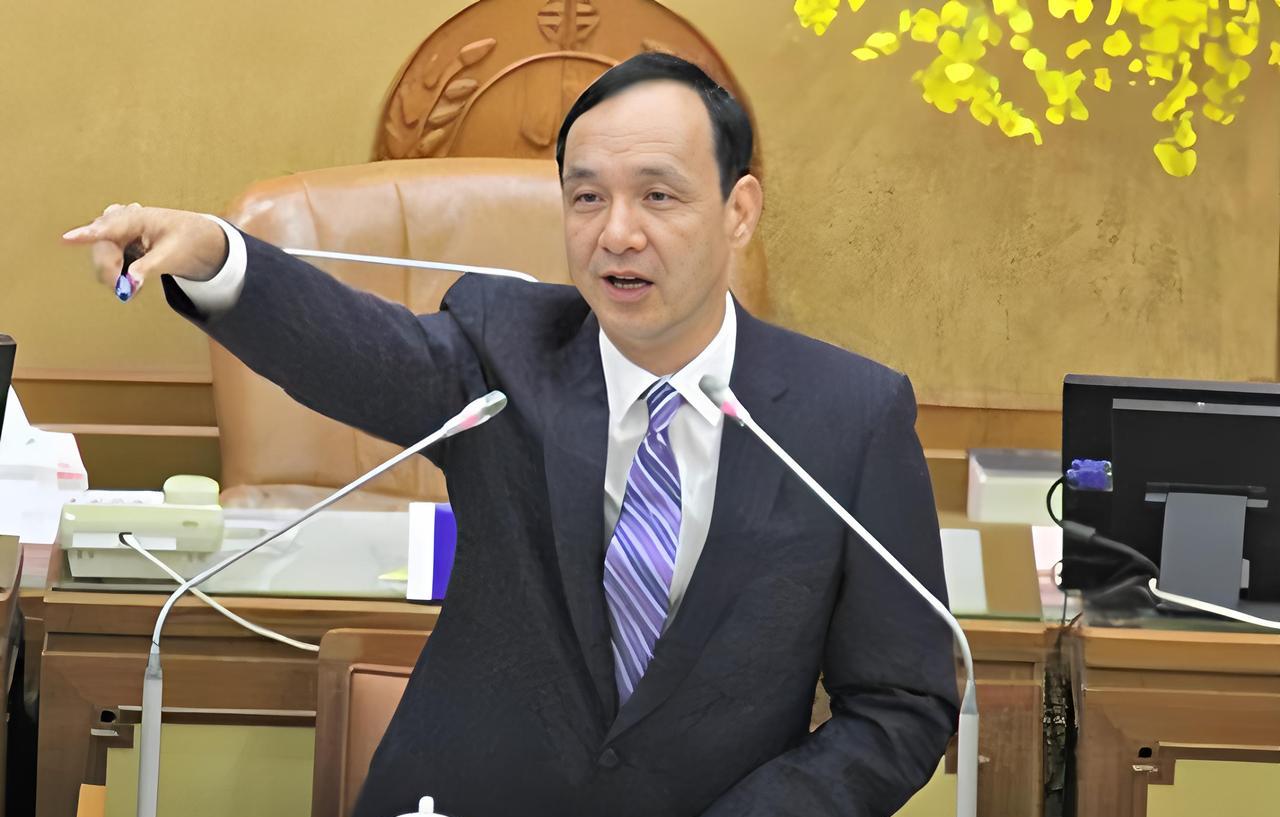 我们举行盛大的九三阅兵时，台湾却传出“不和谐”的声音，国民党主席朱立伦竟声称：抗
