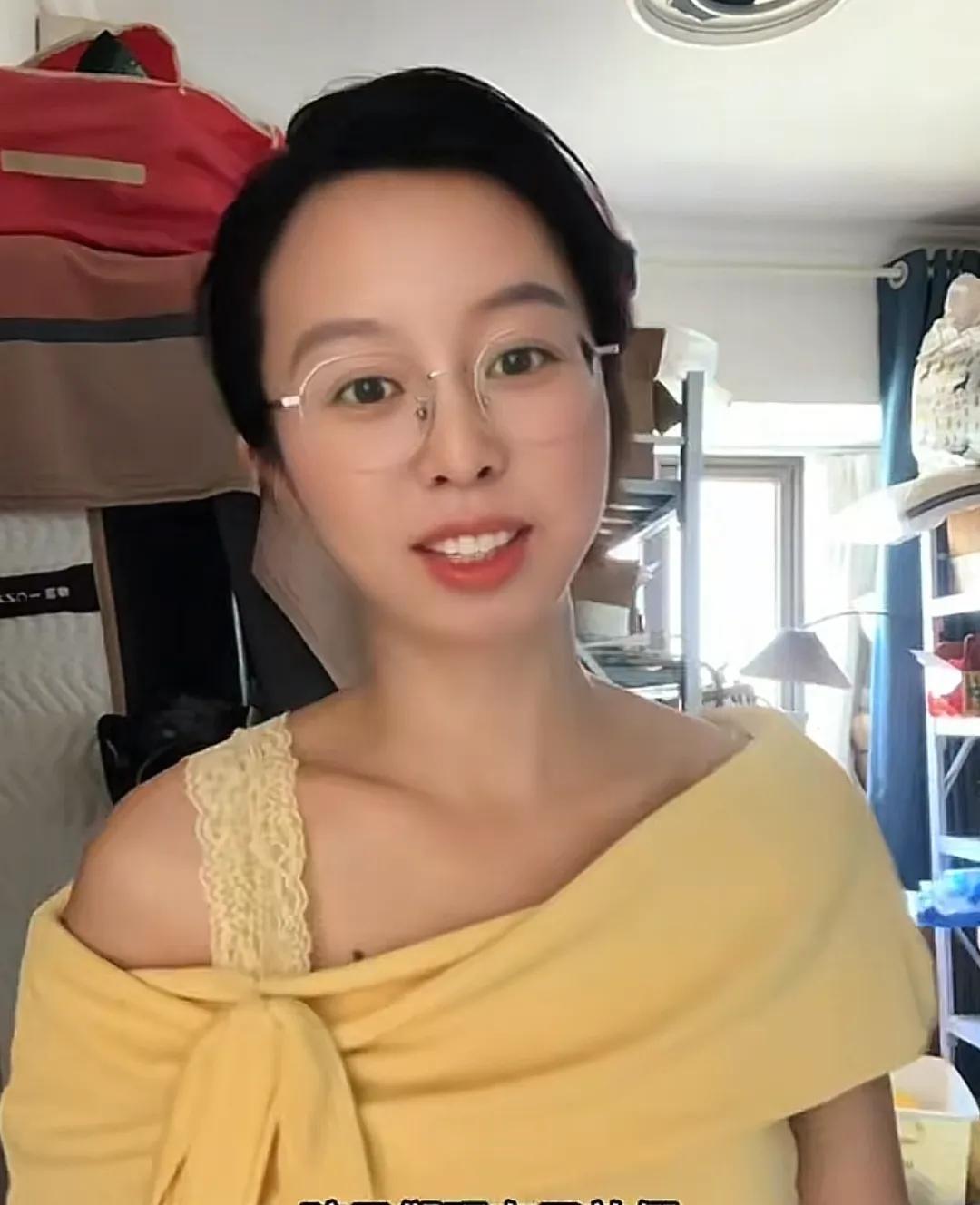田静今天没有直播，只发了两个小视频！田静今天穿的很漂亮，专门露出了香肩，连那颗