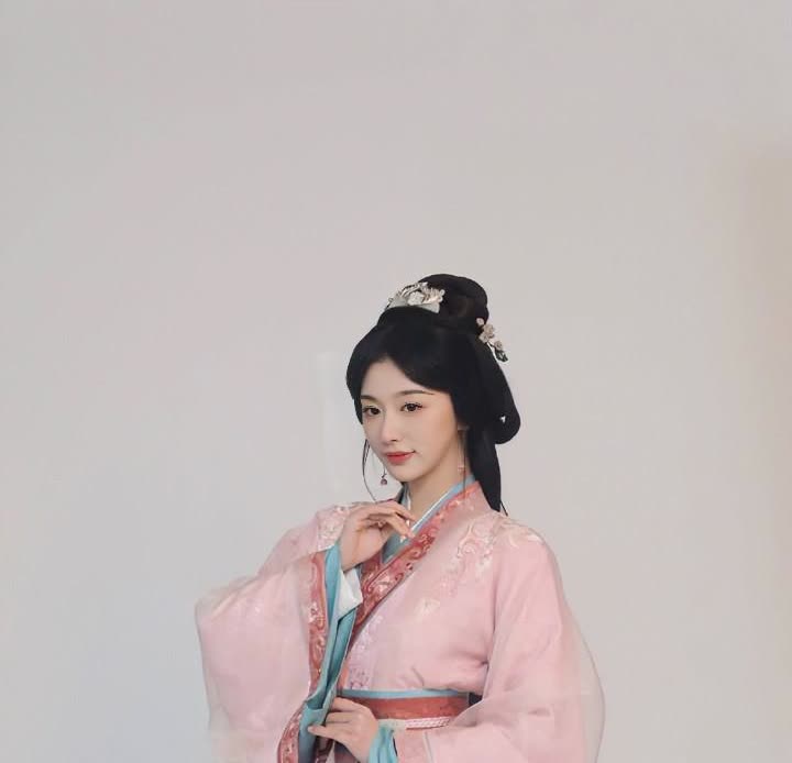 “折腰”里最让人惊艳的不是宋祖儿，也不是何泓姗，而是选秀出身
