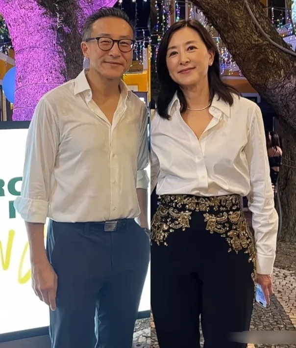 左边男士是蔡崇信（JoeTsai），右边女士是他的前妻吴明华（ClaraWu