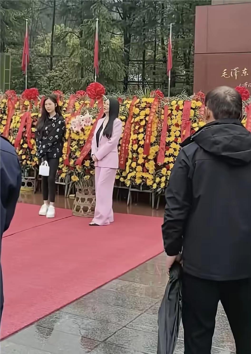 李湘与王诗龄现身湖南韶山，两三月不见，瘦了不少，穿着一套粉色西装，长发披肩，也没