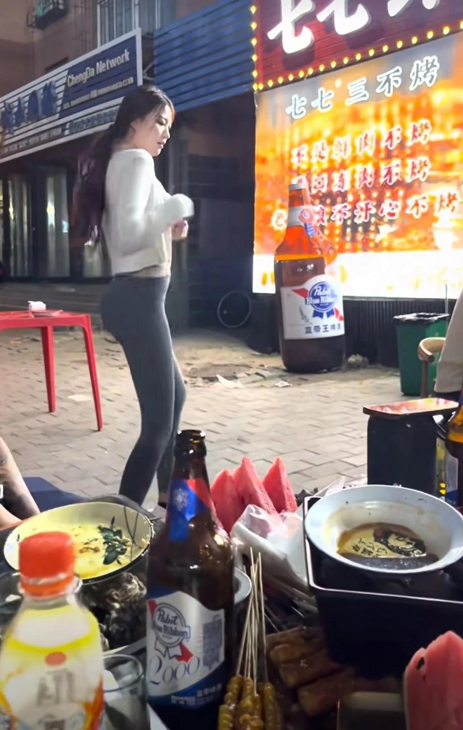 看瑜伽裤美女跳舞吃烧烤，你会不会多点肉？