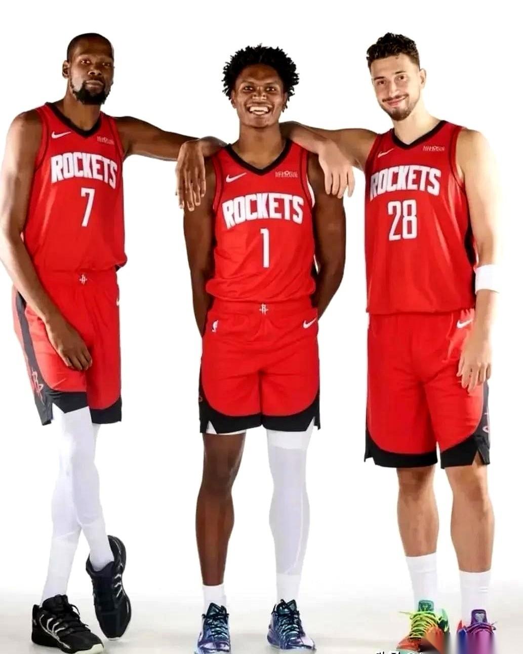 最近的火箭队，有点邪门。不是说战绩，是打法。你看场上，压根就没有控卫。主教练乌