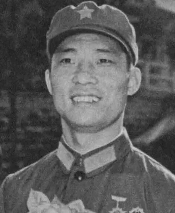 1951年，美军坦克向志愿军阵地冲来，可炮兵没接到命令，都不敢开炮。千钧一发之际