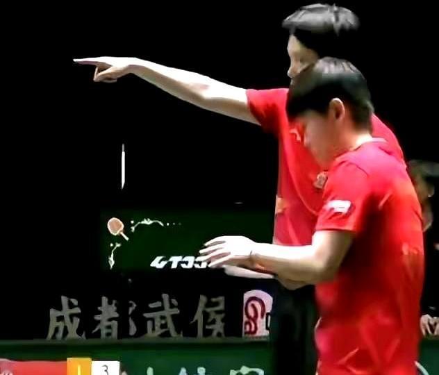 又是闪光灯！王楚钦这次真有点急了。2025成都混团世界杯，莎头组合比赛呢，观