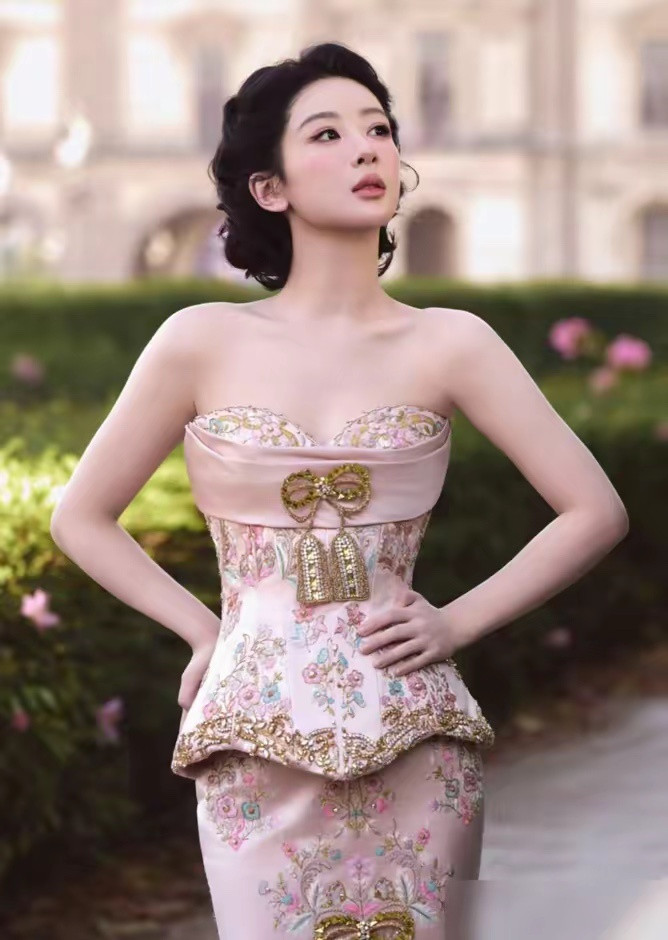 杨紫这身裙子，吓坏了整个时尚圈。不是借的，不是租的，是人家品牌追着送上门的，一