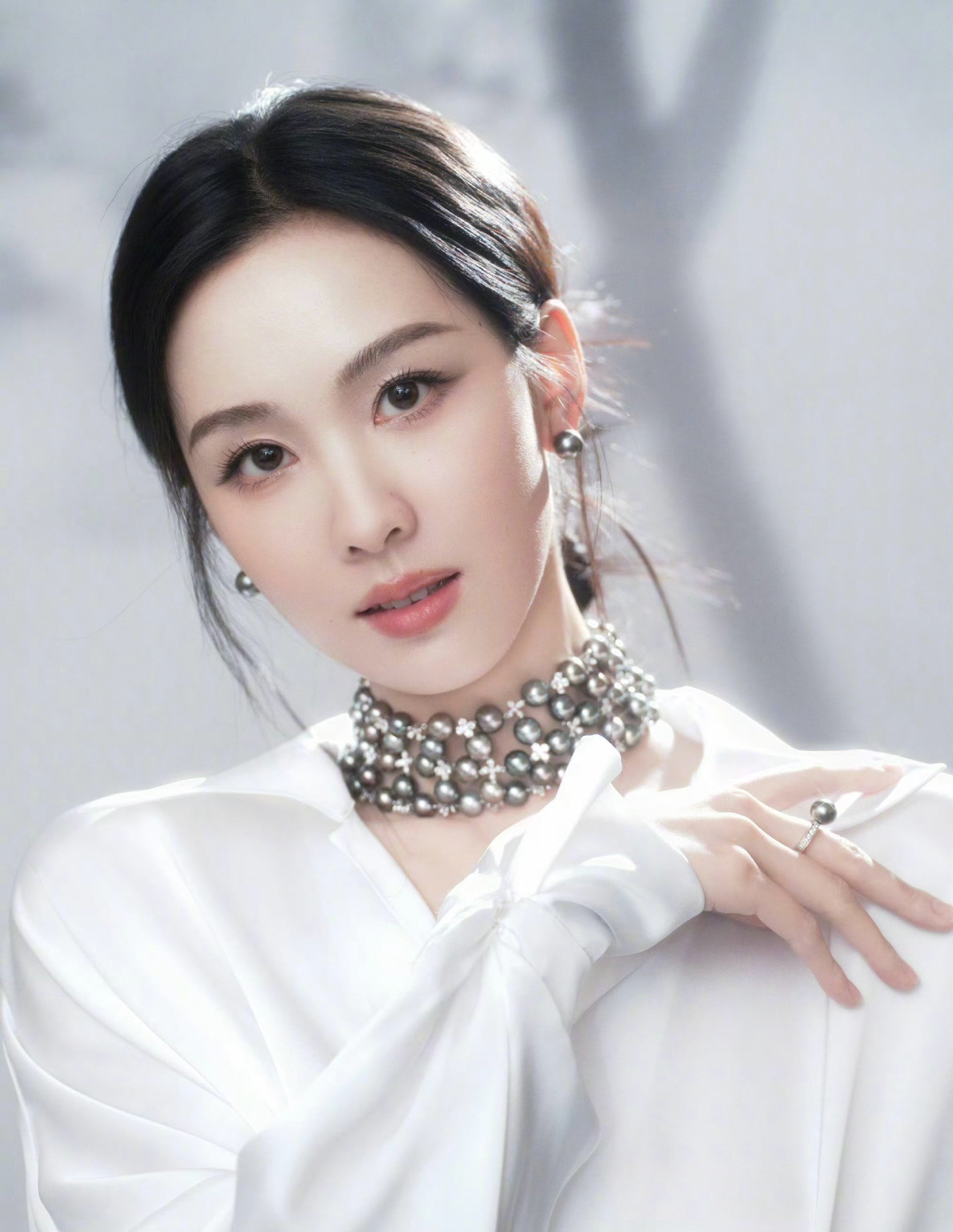 陈都灵今日造型，身穿NormaKamali白色缎面衬衫礼裙，佩戴Mik