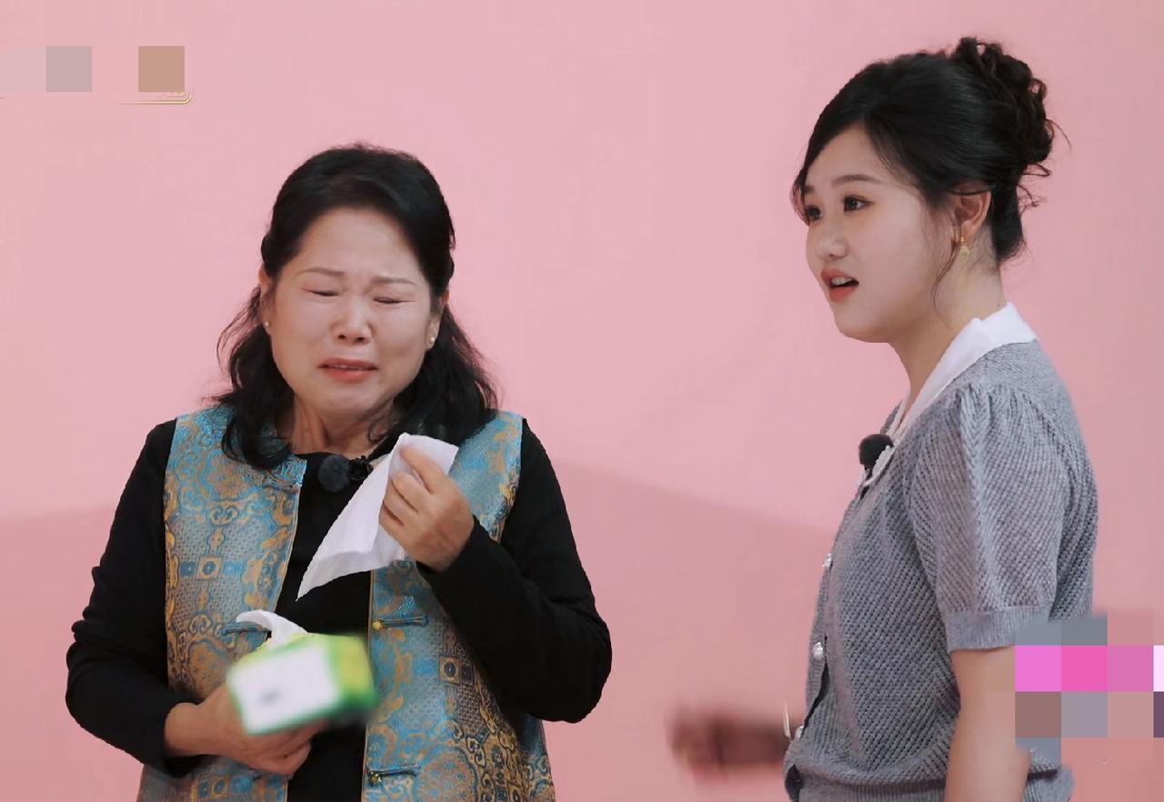 张家齐妈妈，崩溃大哭！10月4日，张家齐妈妈看到女儿来到演播室，一整个崩溃大