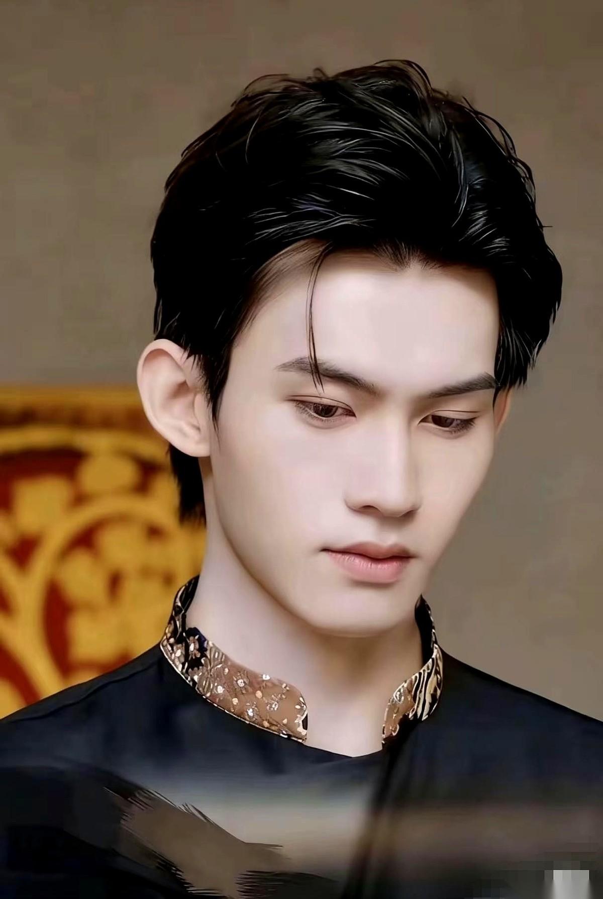 我跟你说，最恐怖的根本不是被人用钱砸晕，拿捏得死死的。最恐怖的是，你明明看穿了