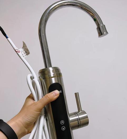 去年冬天，我媳妇怕冷，非要给厨房装个即热式水龙头，说“3秒出热水、不用等、还省电