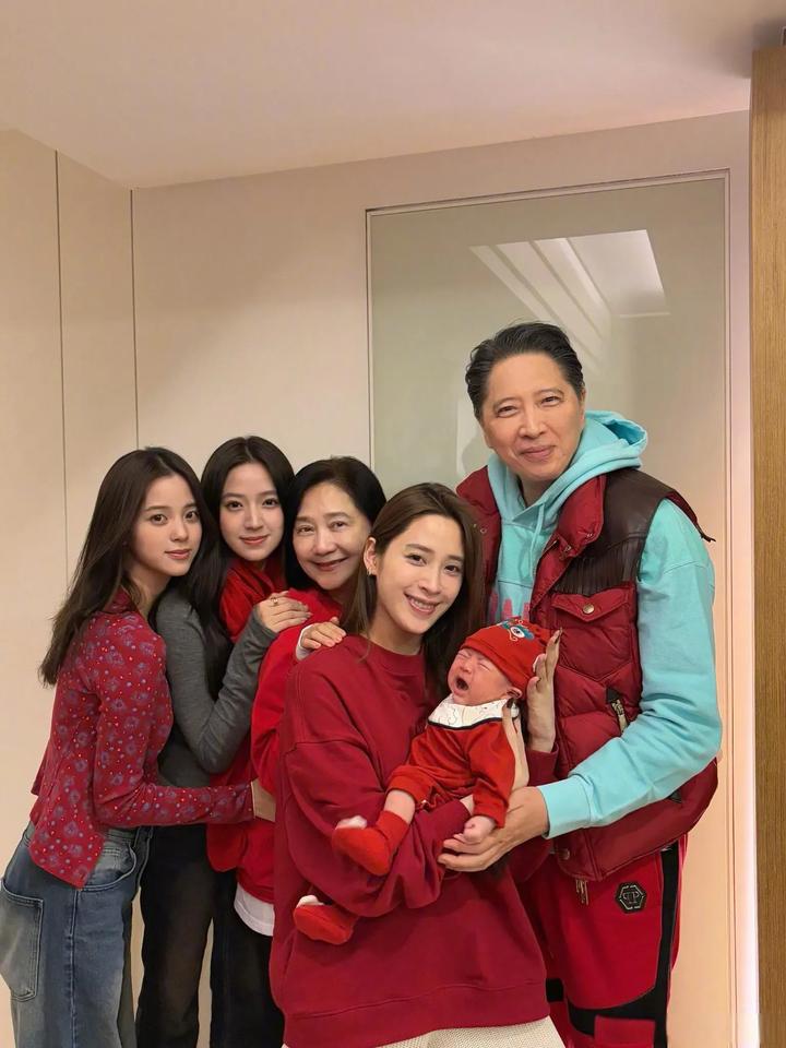 欧阳妮妮、欧阳娜娜看起来是正常名字，可是欧阳娣娣就……让人浮想联翩了……[思考]