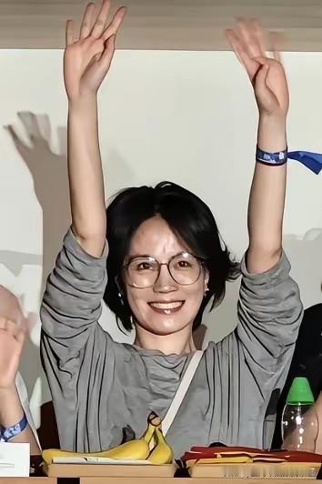 其实明眼人都看得出来，王菲没有那么爱谢霆锋。​你看王菲，一辈子就生了两个孩