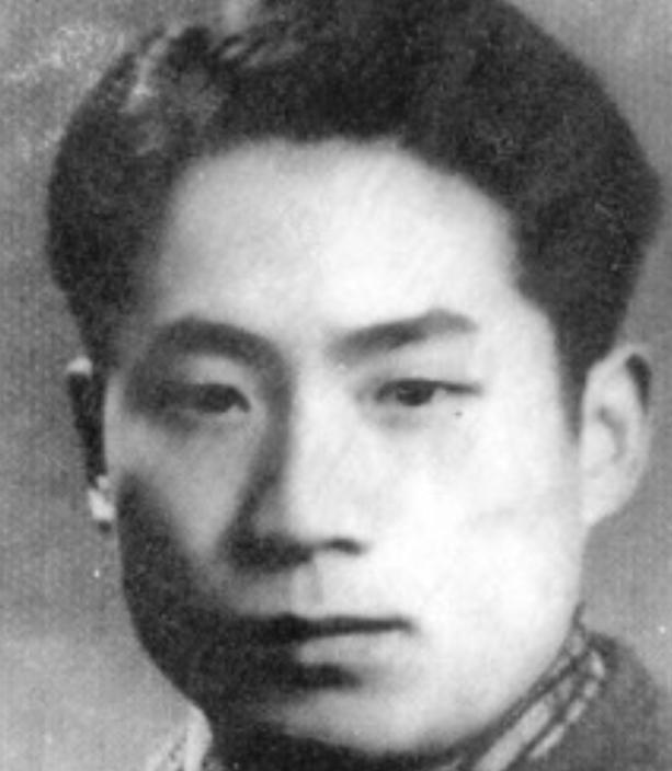 1948年地下党员李维嘉接完头，正要回家，一个小姑娘却偷偷朝他摆手，他意识到出事