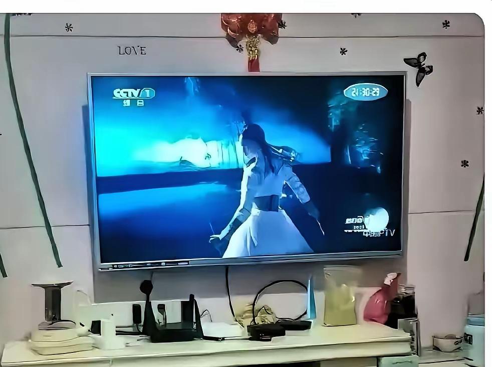 三问中央电视台​一问办个中秋晚会到底是你们图搞钱还是人民群众的精神粮食？​