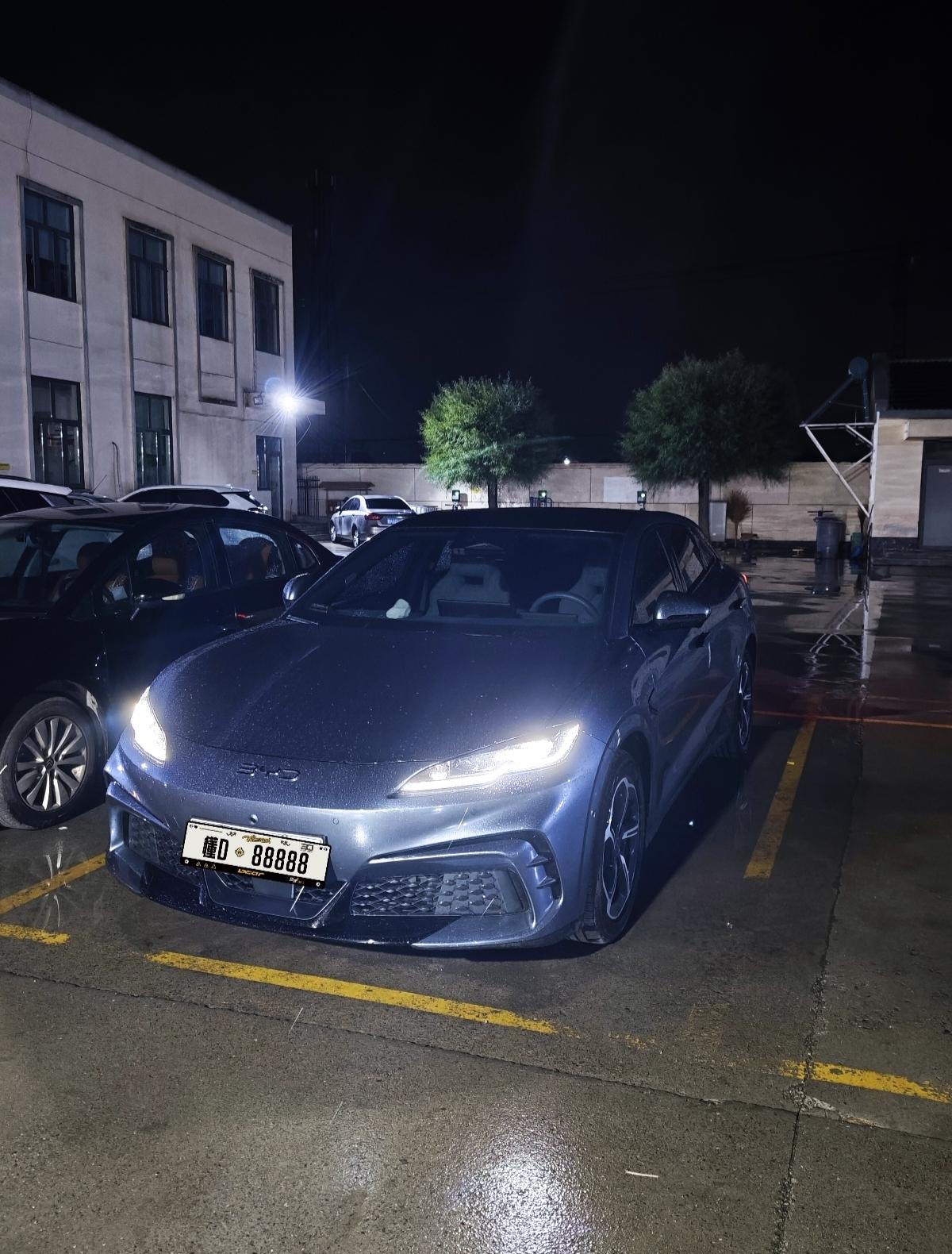 我有两辆车，一辆油车一辆电车。油车是23年买的，到现在跑了30000公里，电车是