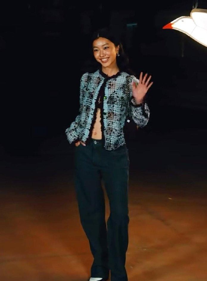 陈奕迅女儿陈康堤跑去巴黎看秀，硬是把高冷惯了的窦靖童给整破防了。顶级品牌的秀场头排，换作别人早就屏住