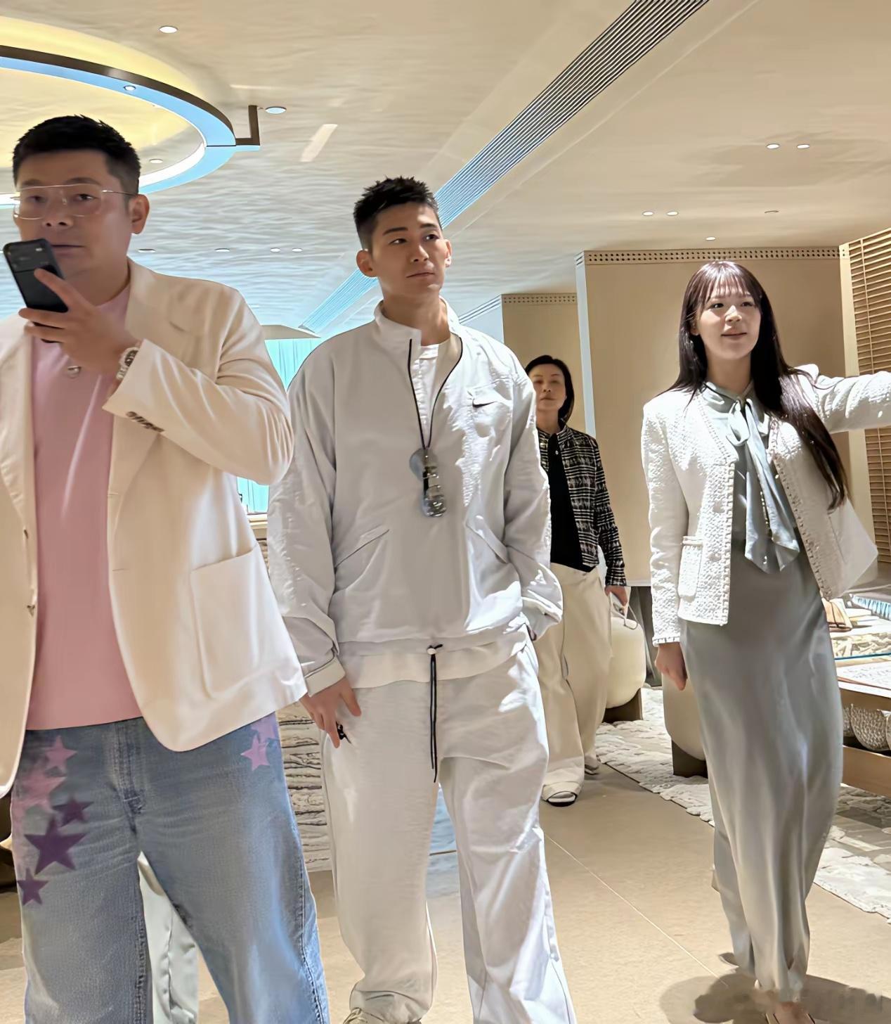 41岁张翰在上海看房，他的穿搭好酷，身材高挑，剪了寸头短发之后，油腻感都不见了，