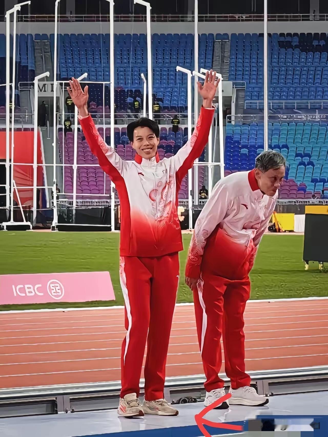 这全运会真是越来越有意思了，刘景扬这小伙子和他那双洗得发黄的耐克鞋一起火了！说实