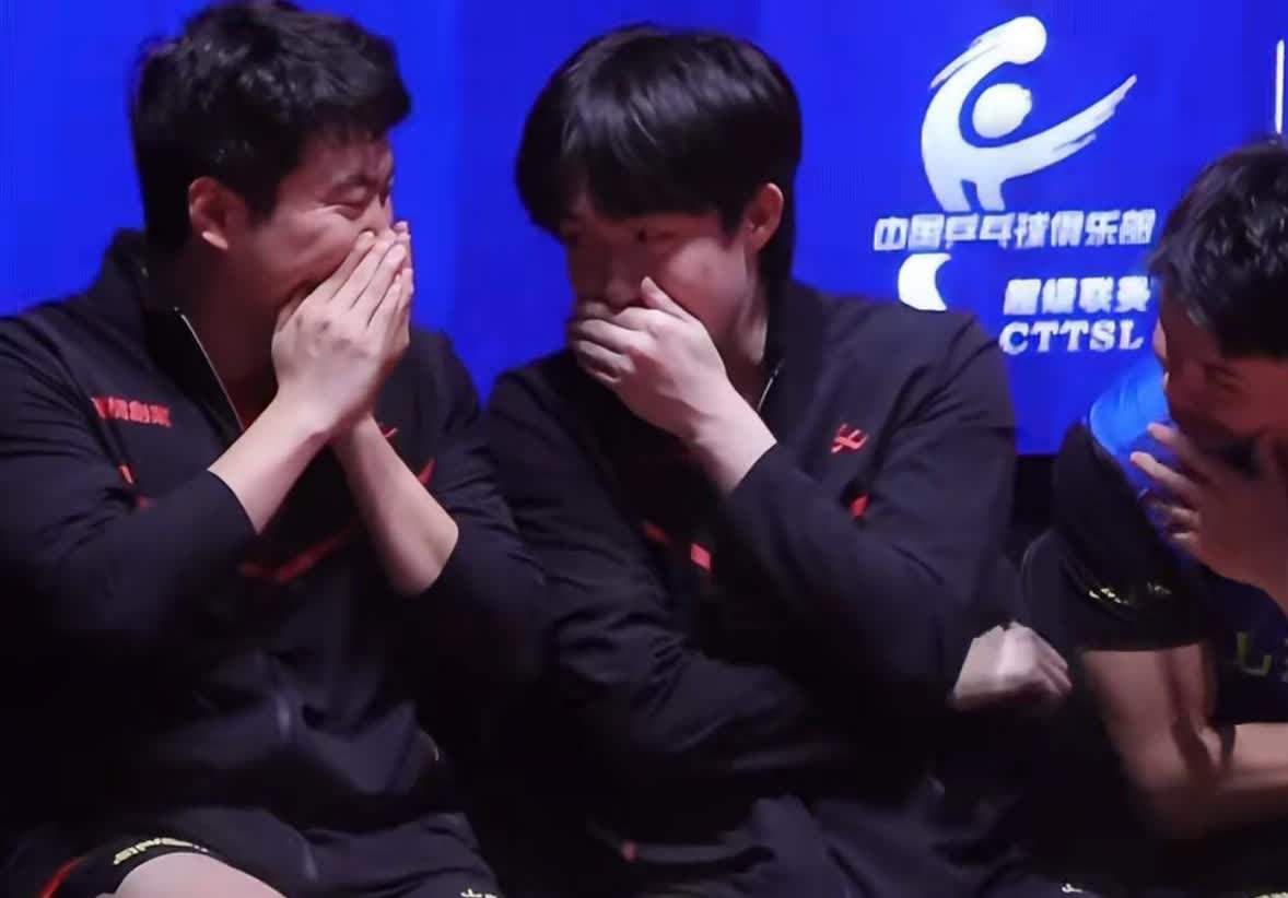 大头和甜甜自从上次乒超唇语被网友破解后，现在说话都开始捂嘴了，这次甜甜更谨慎，都