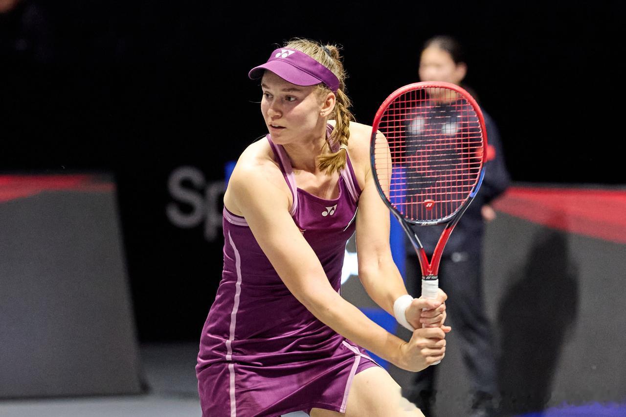 从一系列比赛照来看，和萨巴伦卡、大小威等人的强壮相比，莱巴金娜身材高挑，似乎显得