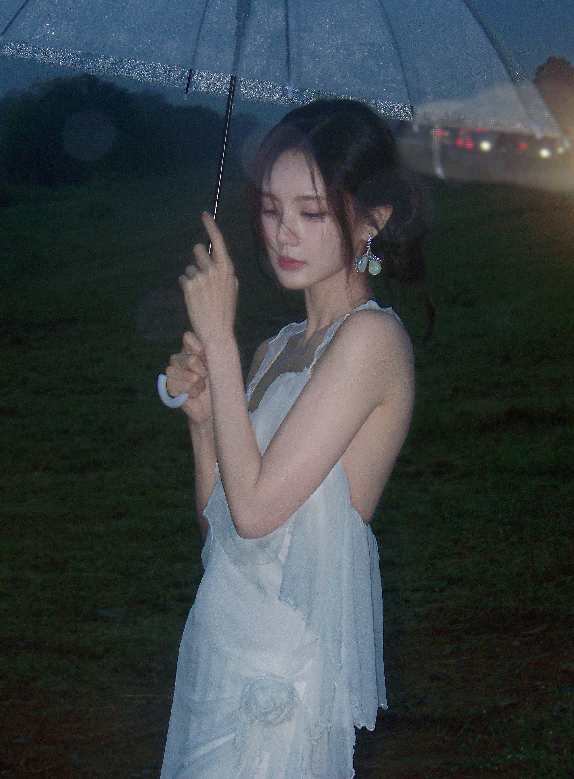 李一桐雨中侧拍​​​​