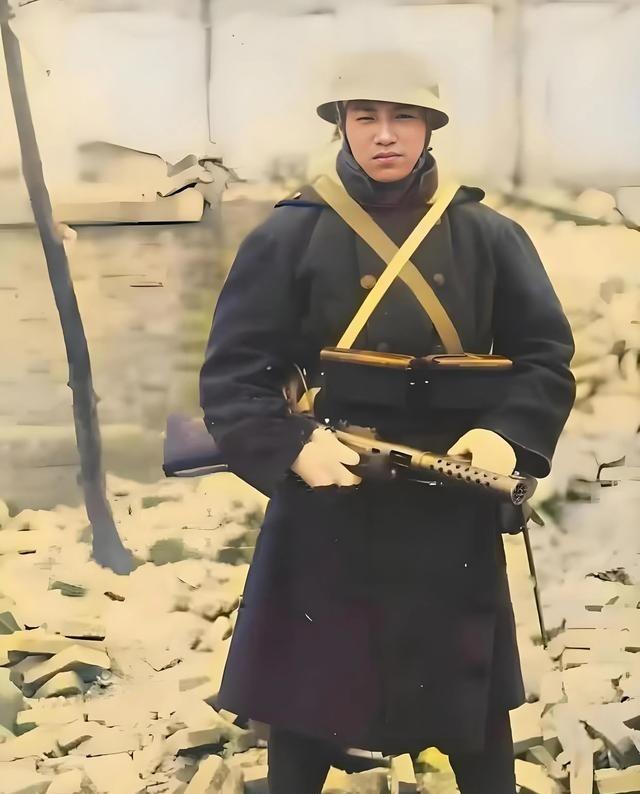 照片上这个日军士兵是1937年参加淞沪会战的日本海军陆战队员，看他手持冲锋枪，身