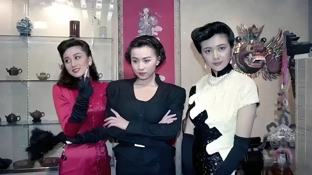 周星驰说，美女是对比出来的，利智与关之琳、刘嘉玲的合照，明显还是利智胜出。​​