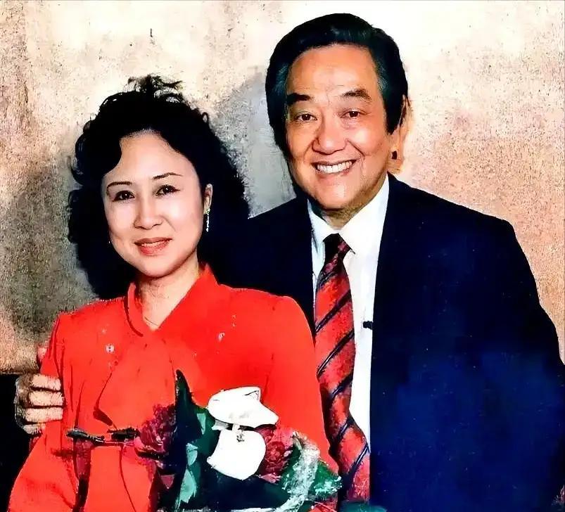 半身照拍了几十年，不是为了艺术构图。你翻遍琼瑶和平鑫涛的合影，会发现一个精准的