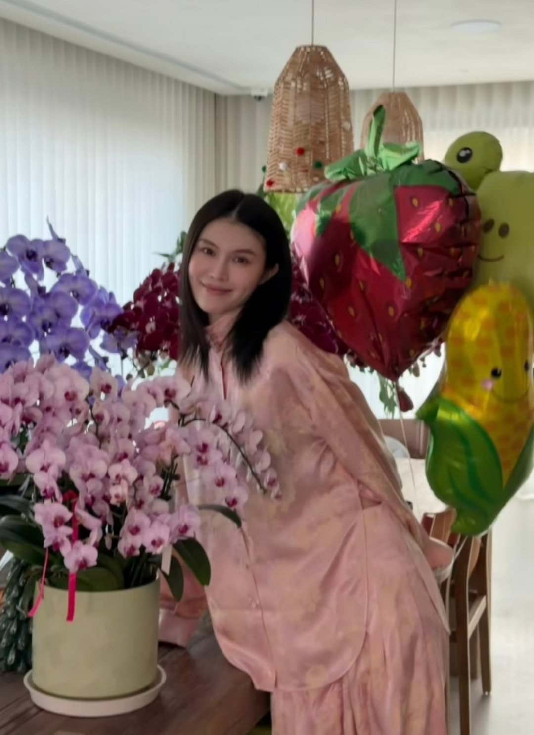 何穗除夕晒照，家里摆了好多蝴蝶兰，这应该是在陈伟霆香港的家吧