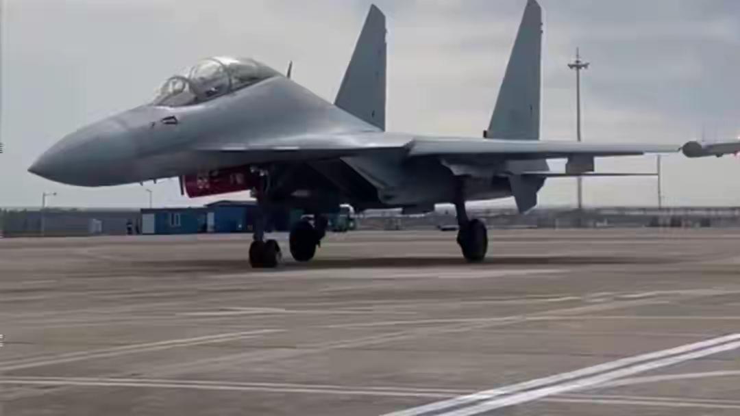 歼16D电子战机有多强？歼16战机歼16D是全球顶尖的专用战术电子战机，与