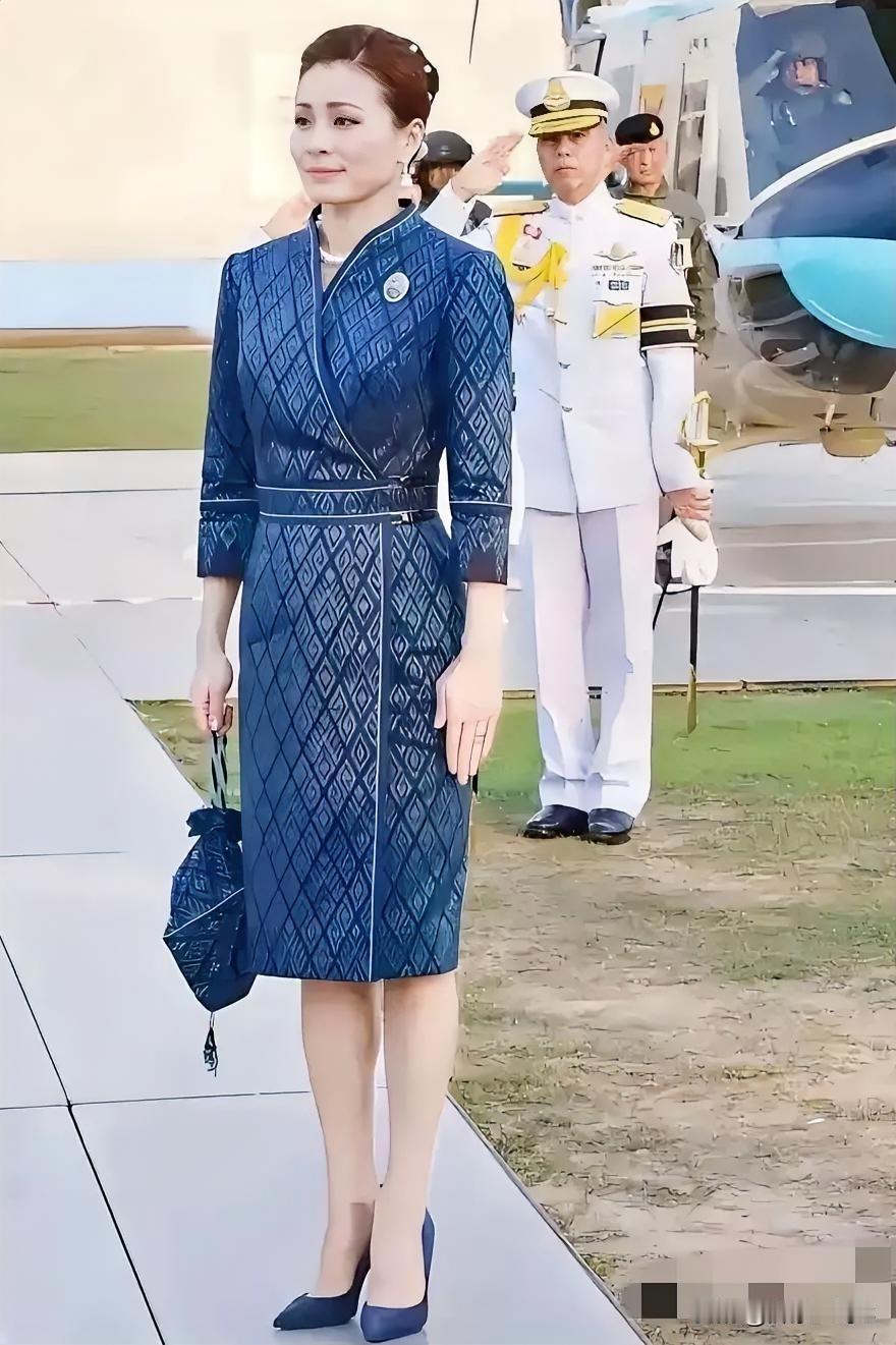 泰国王后苏提达也算是“红人”了，特别这次来中国访问，尽显美丽风采，能文能武，能