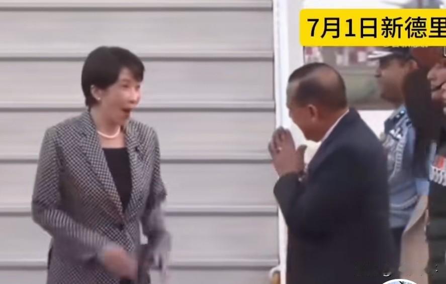 她，高市早苗，研究的好像不是如何当好首相，而是应该怎么笑，应该如何作出合适的表情