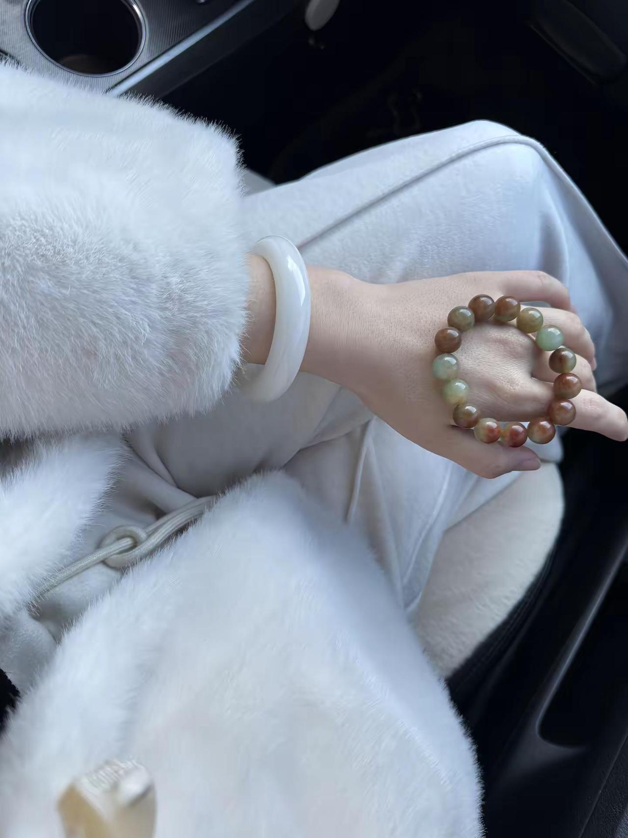 万物不及白月光～我这一身儿五颜六色的白😂～玉石手镯控