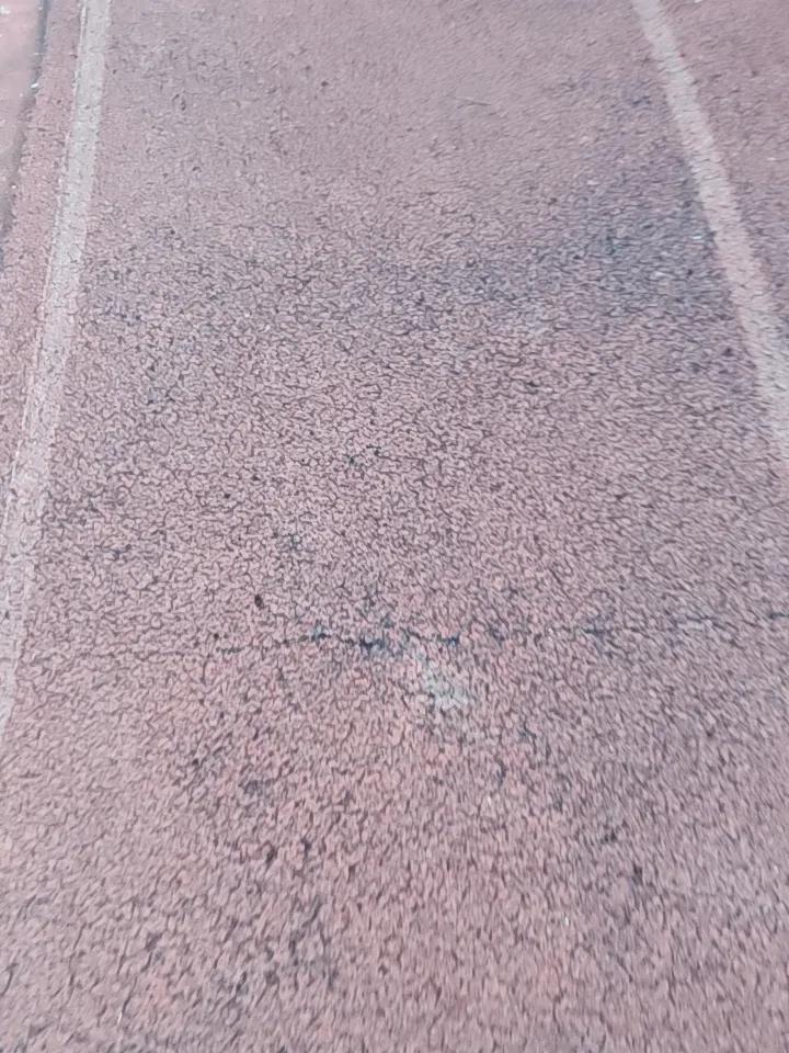 刚在散步，碰到了一所学校的校长，然后一起走了一段路。他感慨，今天学校学生正式放假
