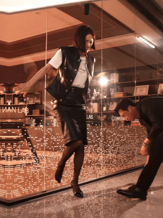 王阳给秦岚穿高跟这一段电视剧闪耀如她这段互动之所以动人，是因为它真实。成年人的