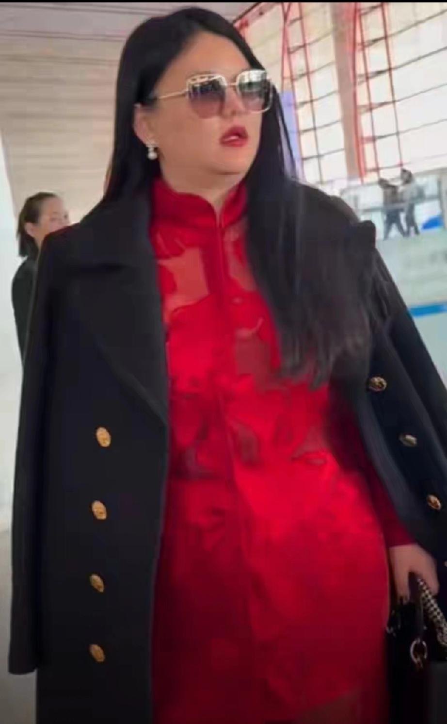 长沙偶遇李湘一家三口！瘦掉三四十斤，50岁颜值逆袭像30岁网友在