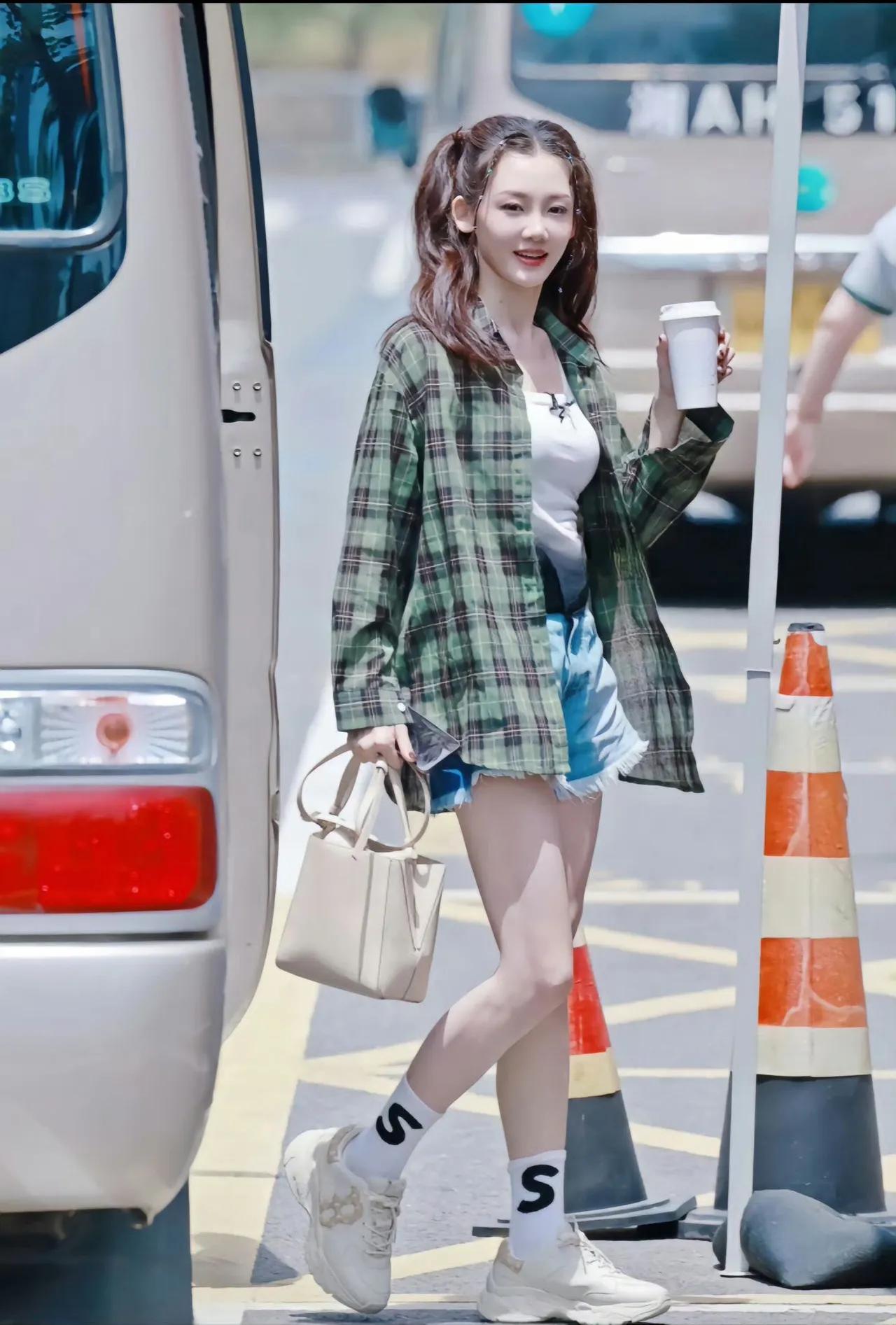 看了苗苗带娃出游的视频，是真的惊到了。37岁，生过3个娃，身上愣是没一点“