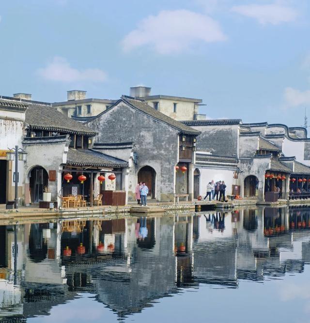 早上刷到一条攻略，说国内有五个古镇统统免门票。建水、南浔、茶峒、镇远、沙溪，一个