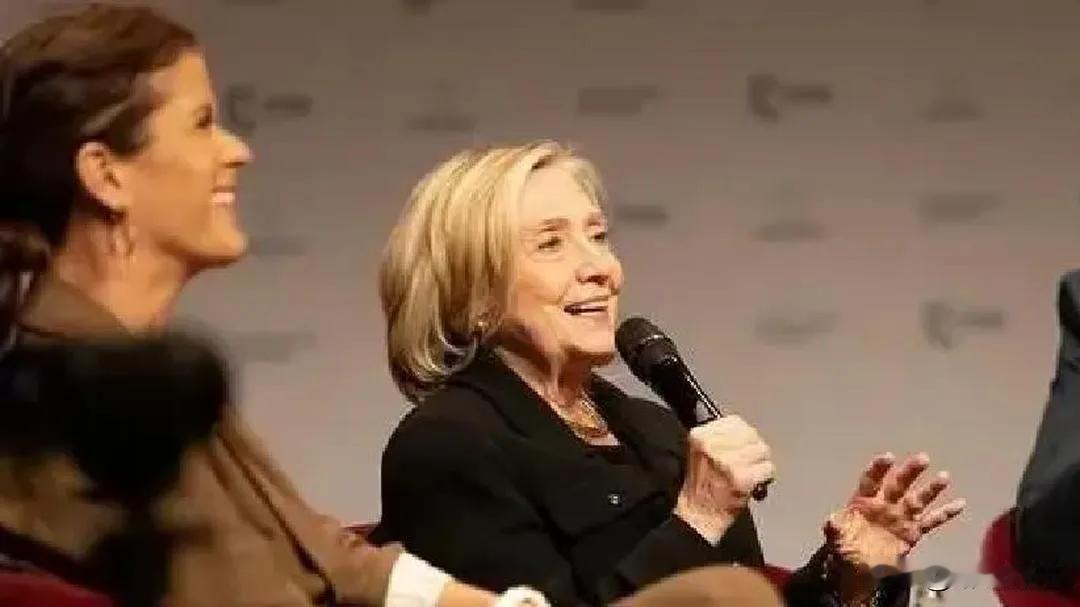 78岁希拉里亮相慕尼黑安全会议，落座即令全场屏息三秒。她抛开外交辞令，开场直击要