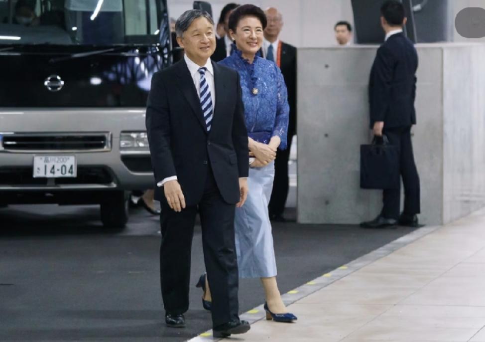 雅子皇后出席亚运会开幕式，穿宝石蓝蕾丝上衣与浅蓝裙，温婉又减龄！9月19日，