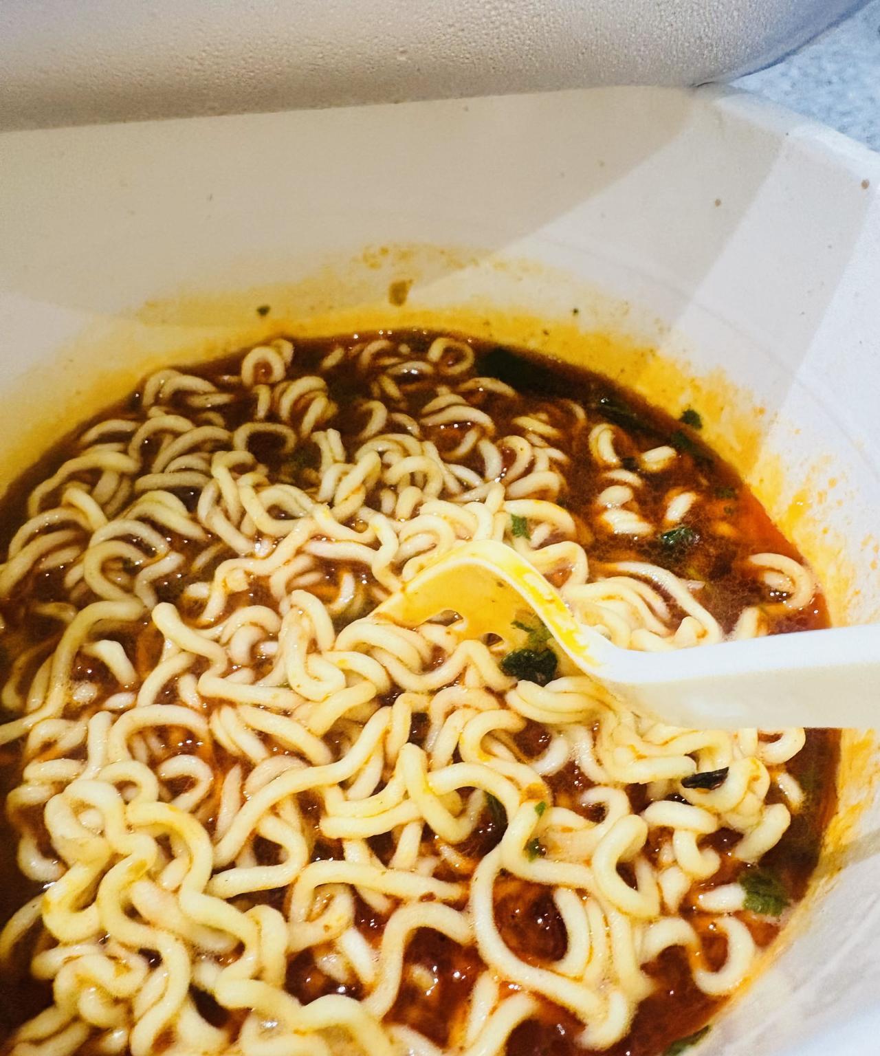 油泼辣子酸汤面！旅游最期待的小确幸之一：高铁站里煮泡面！平时上班，周一到周