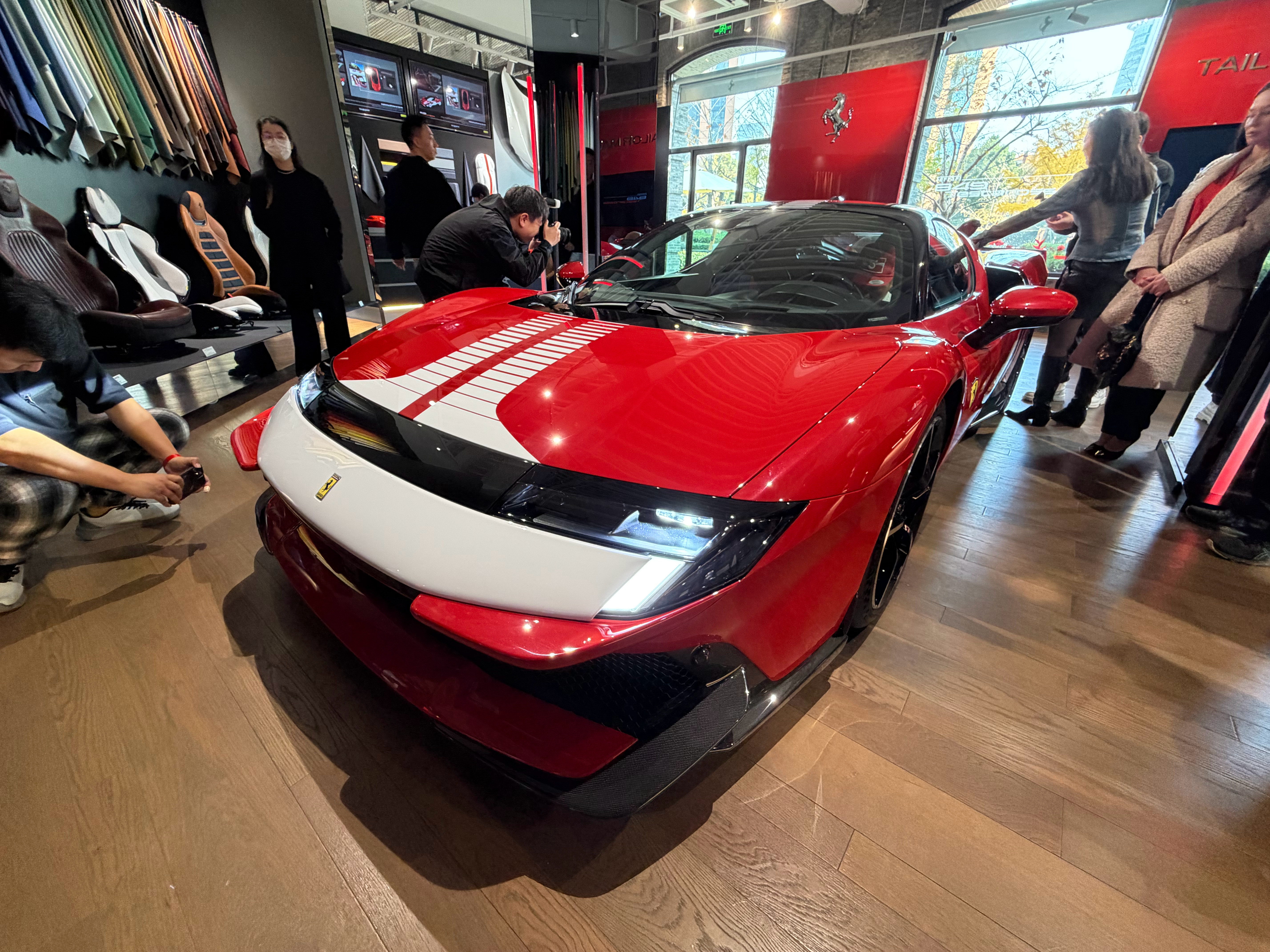 新款法拉利，确实得看实车，849Testarossa实车比图片帅！只不过，As