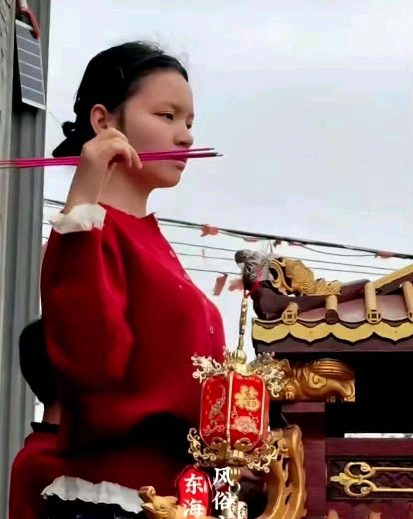 这段时间潮汕妈祖巡游的“换人”事件，反转到最后，最该让人清醒的，从来不是两个孩子