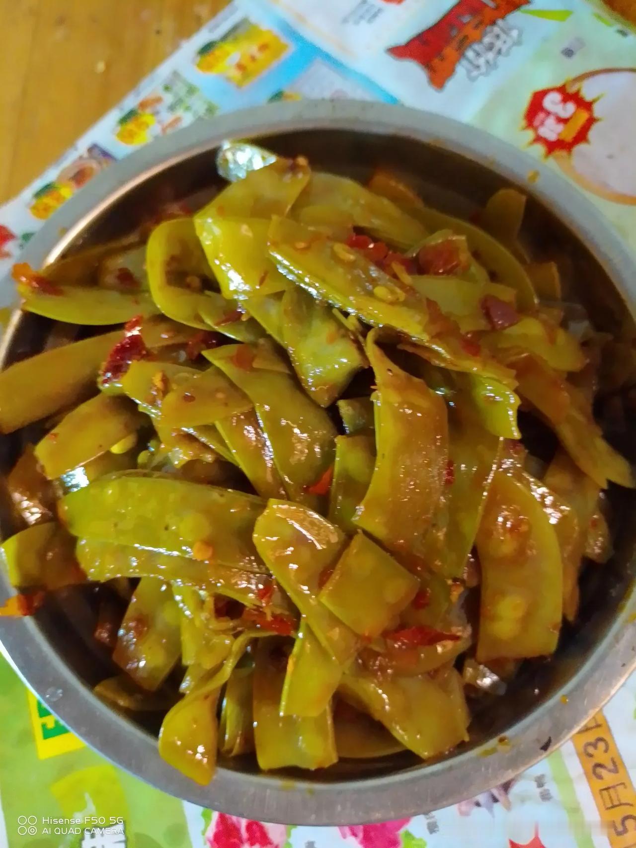 昨天在超市买了一块钱打折的蔬菜，豌豆荚，我是农村的，但是没有吃过这样的，我们农村