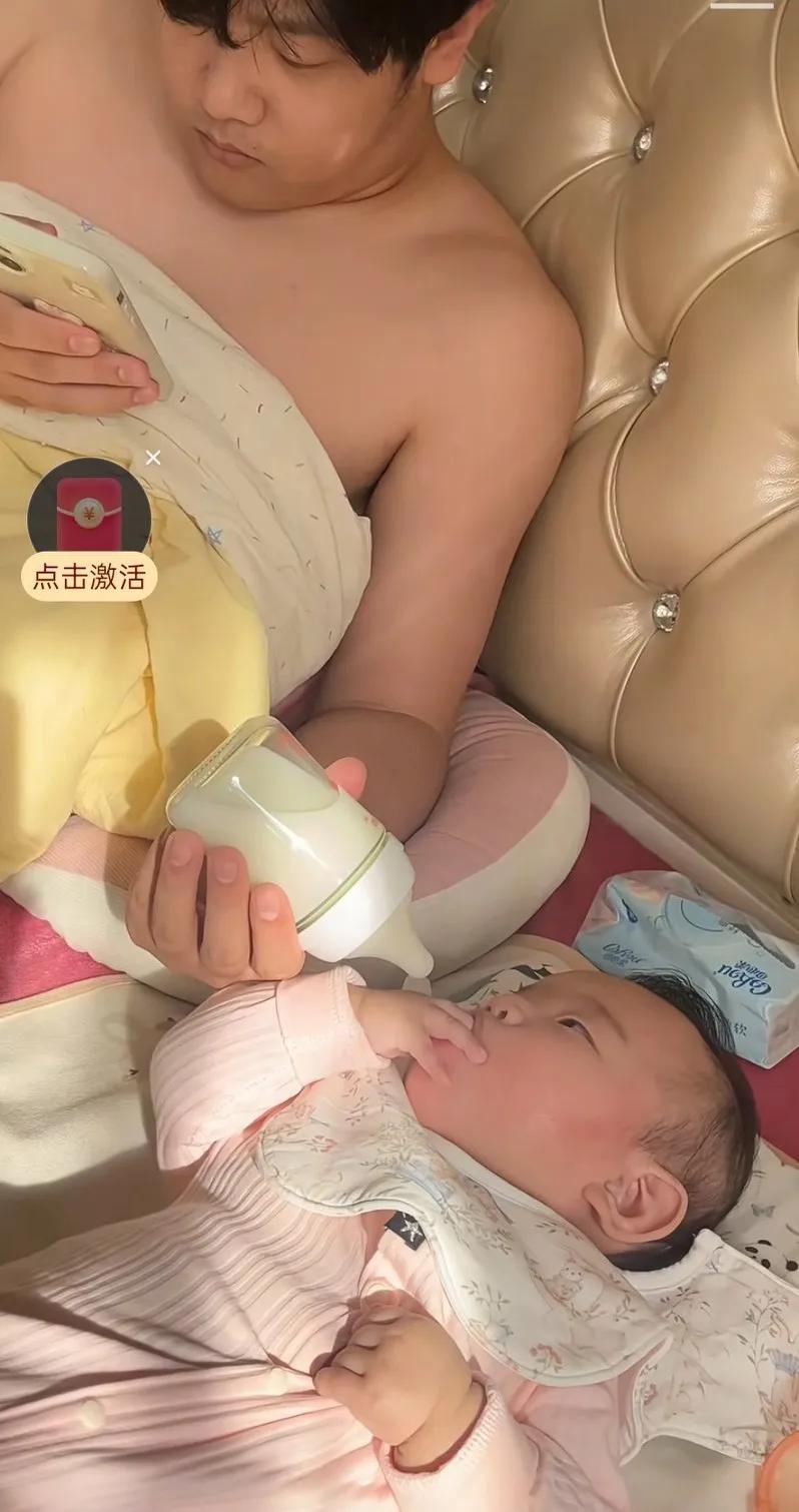 看到一个爸爸喂奶的，这爸爸一手拿奶瓶喂孩子，一手玩手机，两不耽误，可是再仔细一