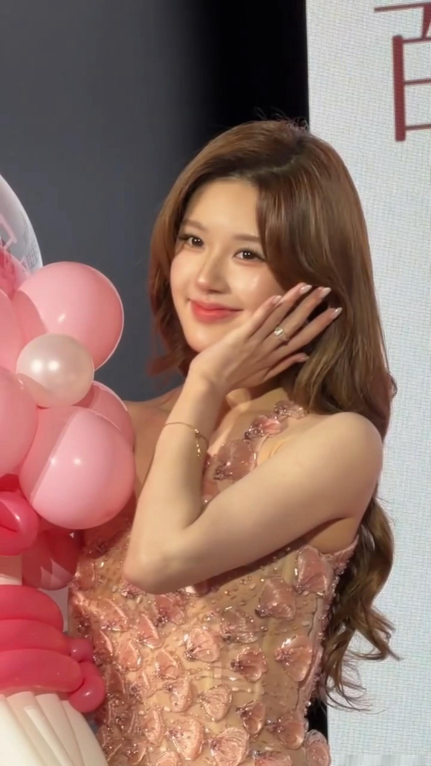 看得出她是公主～赵露思粉色公主裙造型