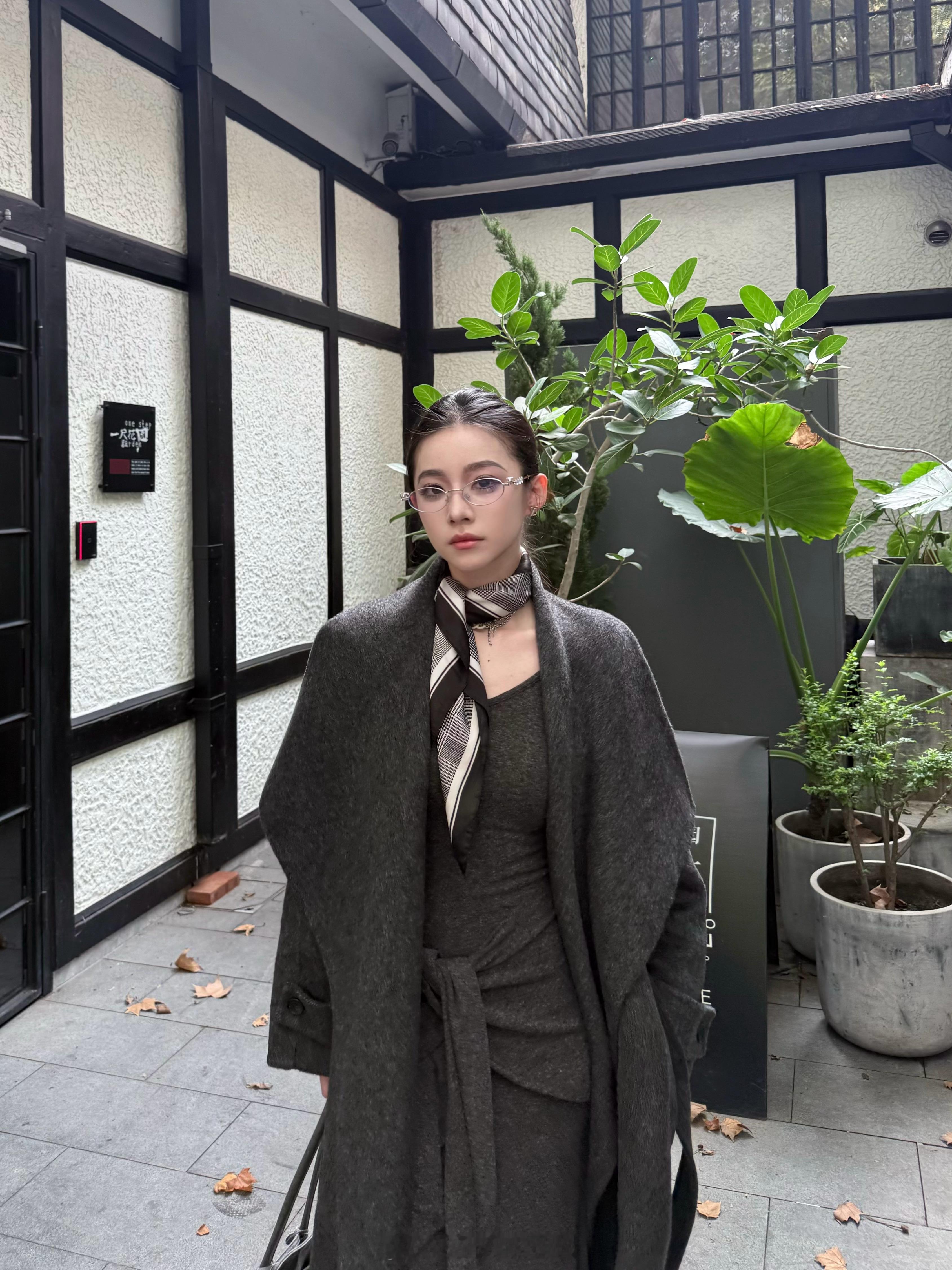 巴黎旧梦📓本期又一重磅🌪️这套就是一眼击中的高智感！深灰双面羊毛长衣上身一整