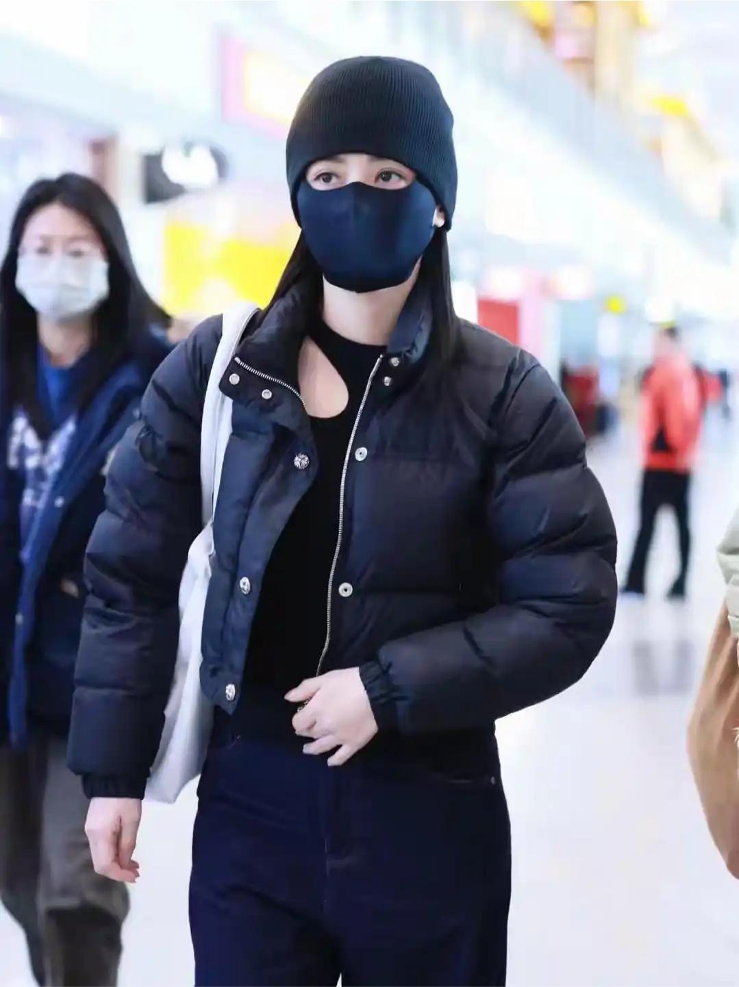 44岁阿娇钟欣潼独自一人在北京定居，过生日粉丝送蛋糕，离婚后的阿娇太瘦了，虽然她